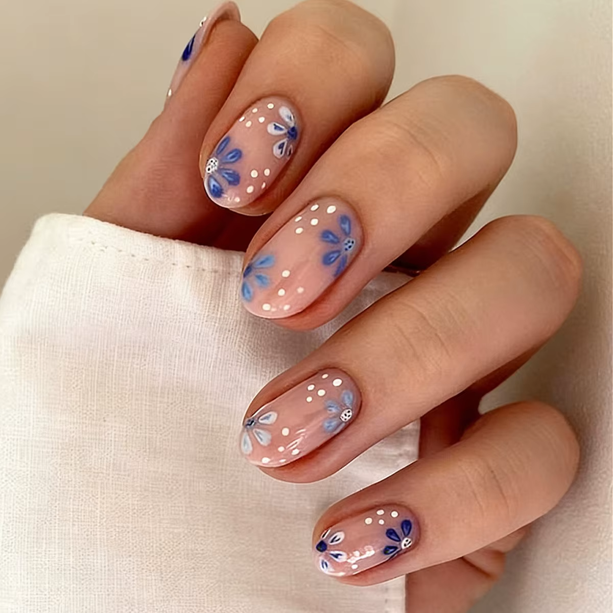 Lovely Bee Little Flowers Summer Nail Art Yellow French Short Almond Fake Nails Detachable Finished False
