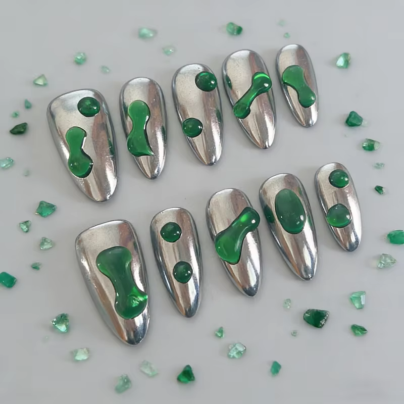 Faux ongles en forme d'amande faits à la main