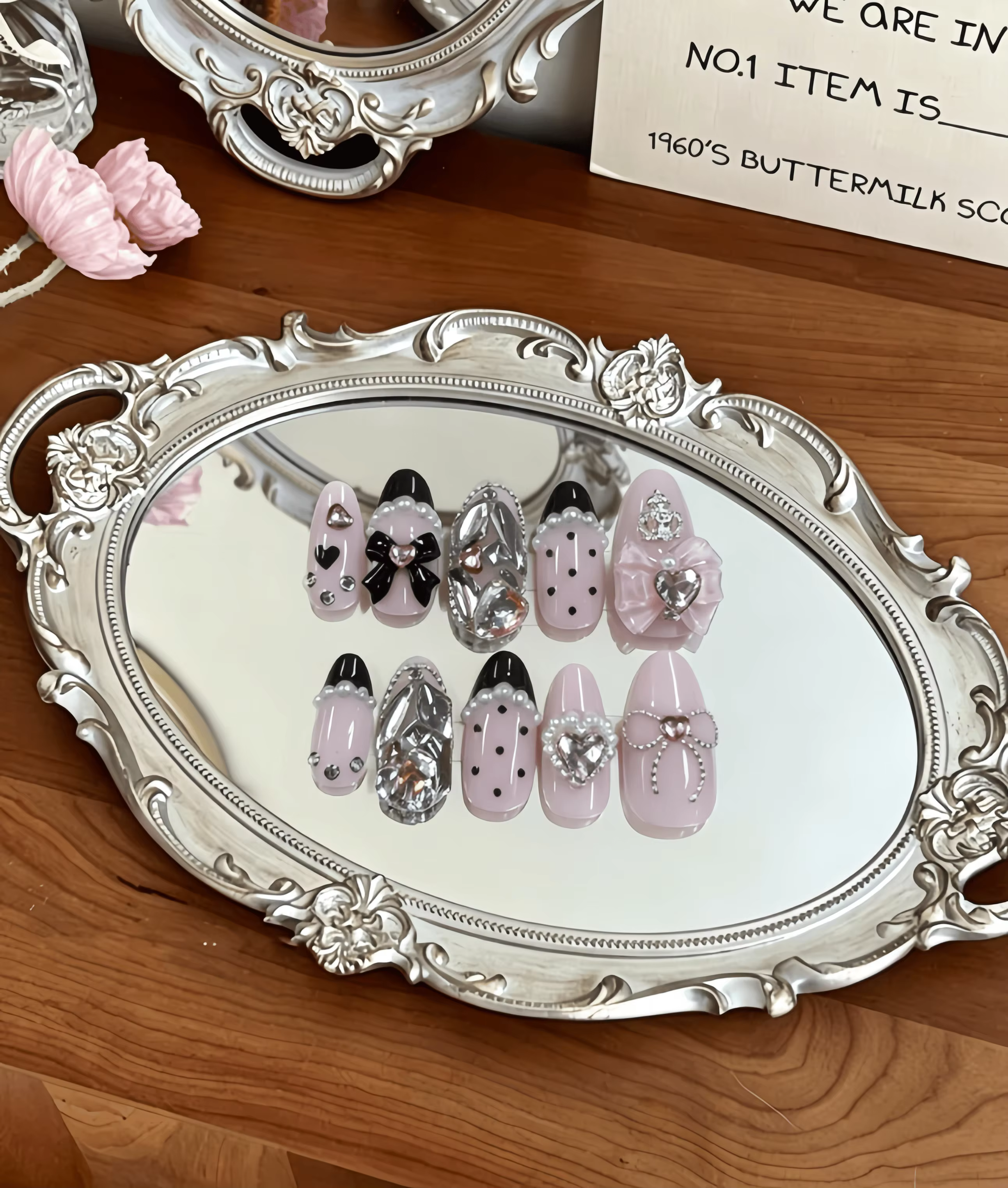 10 faux ongles en forme d'amande, de longueur moyenne, rose et noir, style Lolita, avec des pois, des nœuds et des strass en forme de cœur, couleur de base rose nude et technique de décoration 3D en s