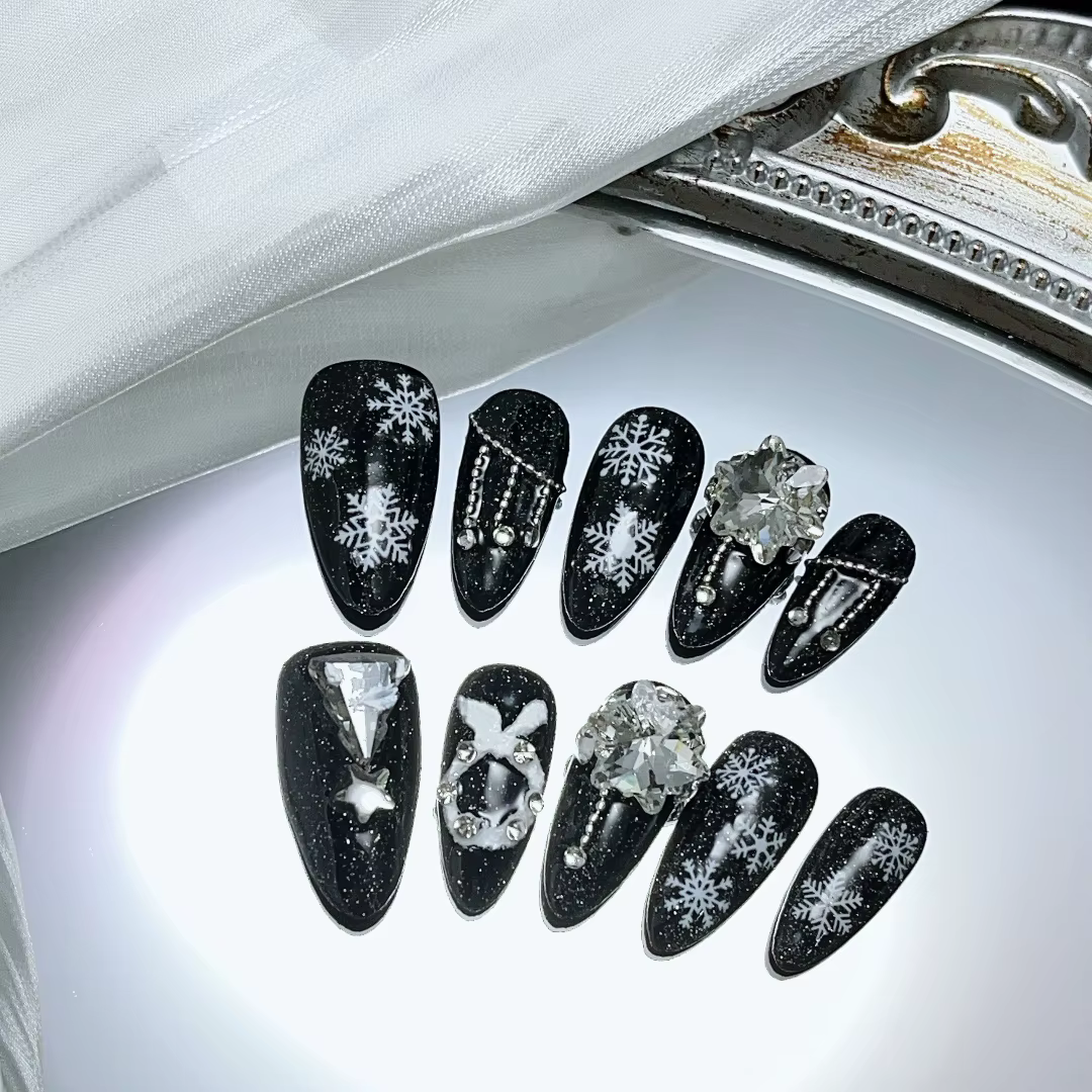 Flocon de neige nail art 3D fait à la main