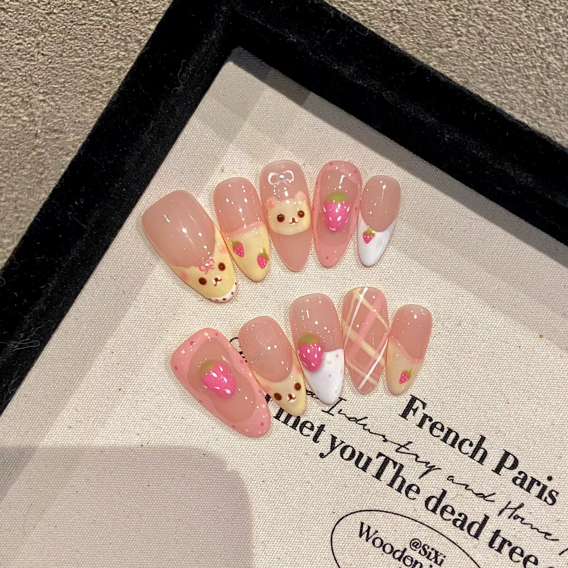 Presse à la main sur les ongles ours mignon faux