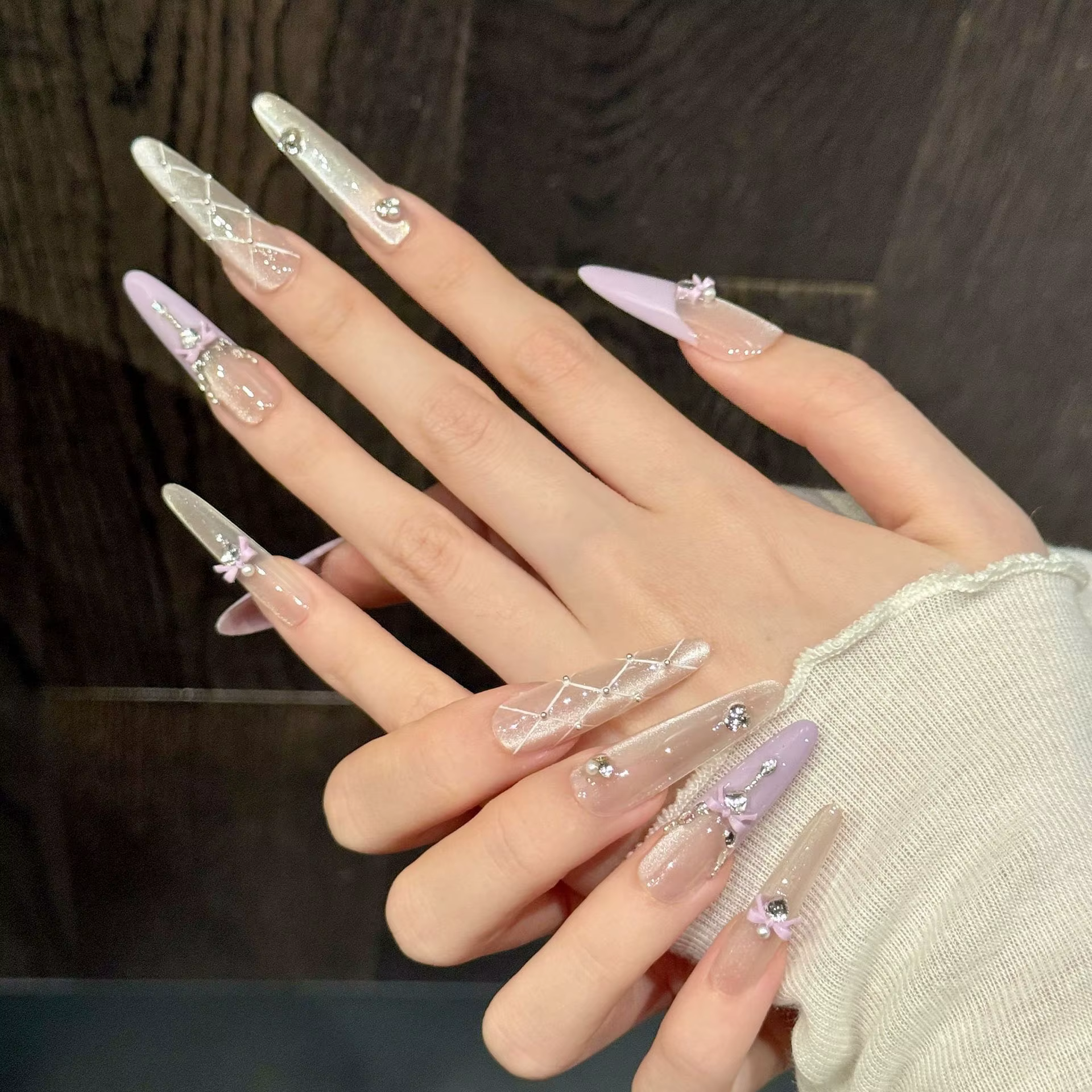 Faux ongles longs stiletto faits à la main à presser avec design scintillant