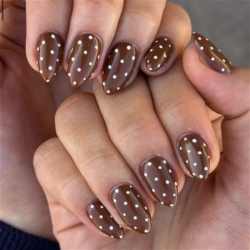 Faux ongles amande brillants à pois blancs et rose nude nacré, prêts à poser, amovibles