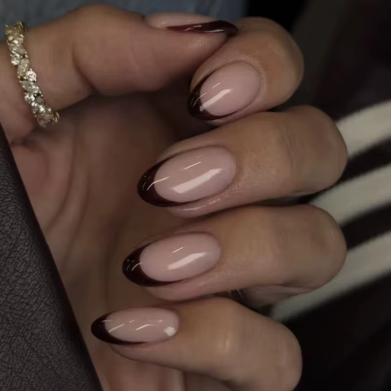 Français Nude Rose Bord rouge foncé Simple rond faux ongles Art amande