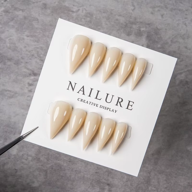 Faux ongles longs à talon aiguille couleur nude
