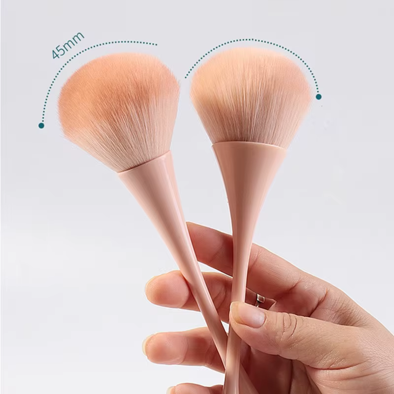 Brosse pour nettoyer la poussière des ongles
