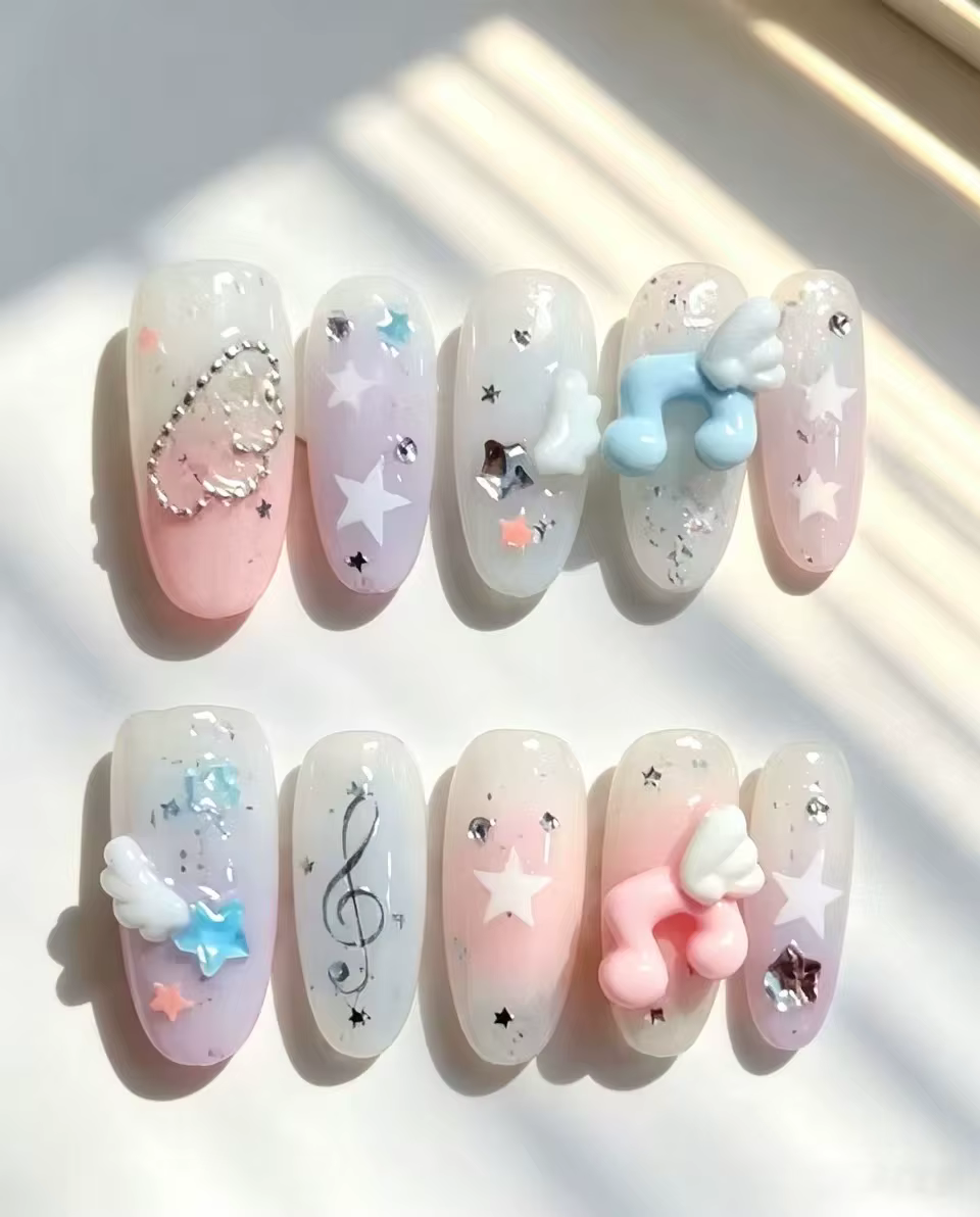 Nail art à motifs de notes musicales avec dégradé bleu et rose