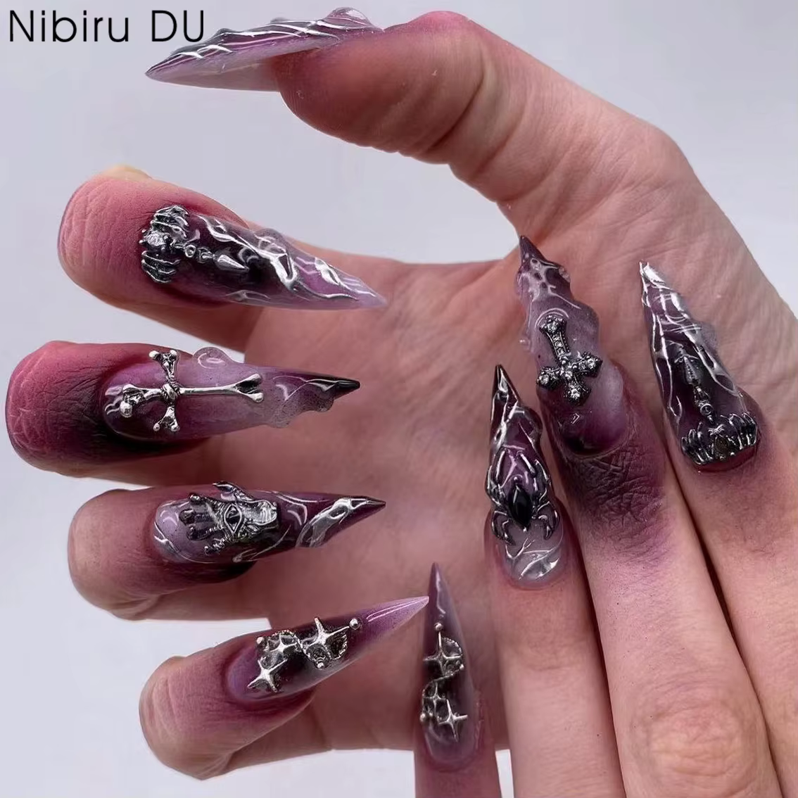 Faux ongles longs en amande pour Halloween