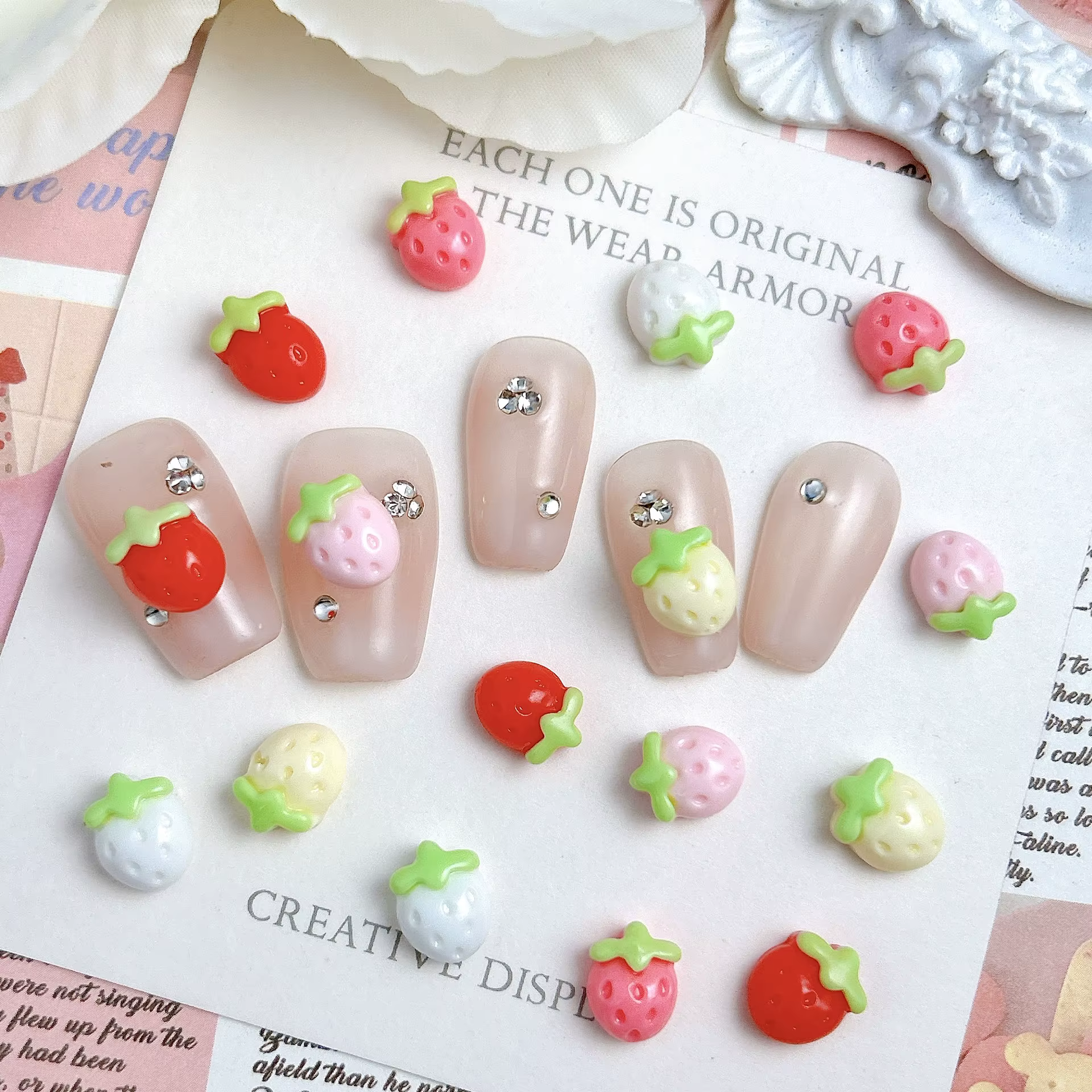 Breloques pour ongles en résine de fraise
