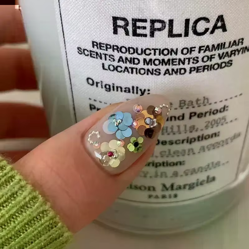 Décorations pour ongles : 12 compartiments de mini-fleurs colorées