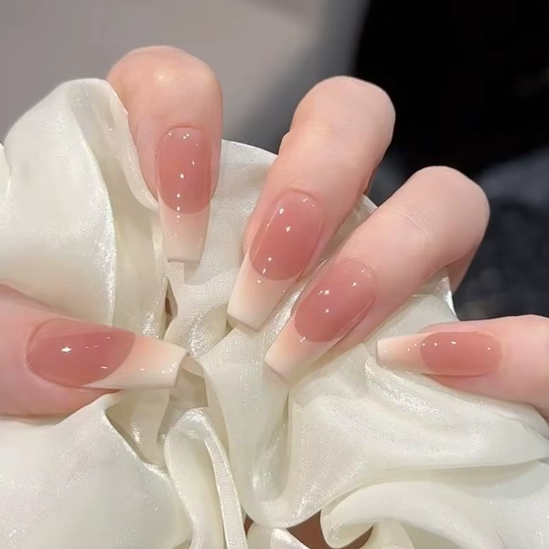 30 faux ongles élégants à bord blanc