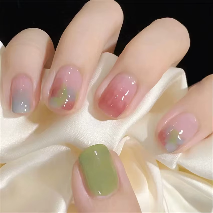 Faux ongles cercueil ronds courts avec encre de colle et motif de teinture Halo