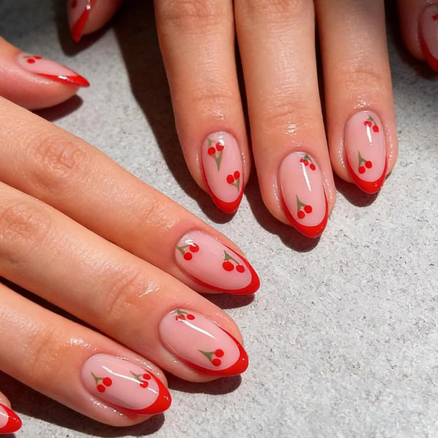 Faux ongles ovales courts à bord français rouge