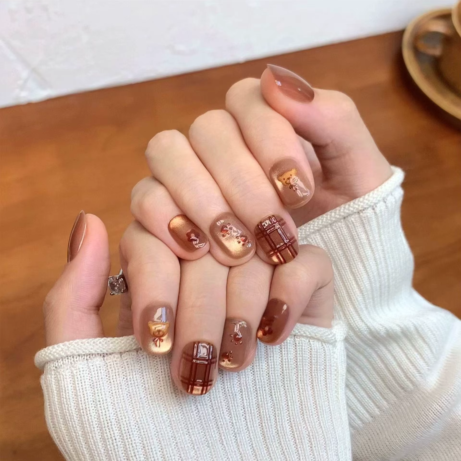 Faux ongles courts et moyens pour automne et hiver