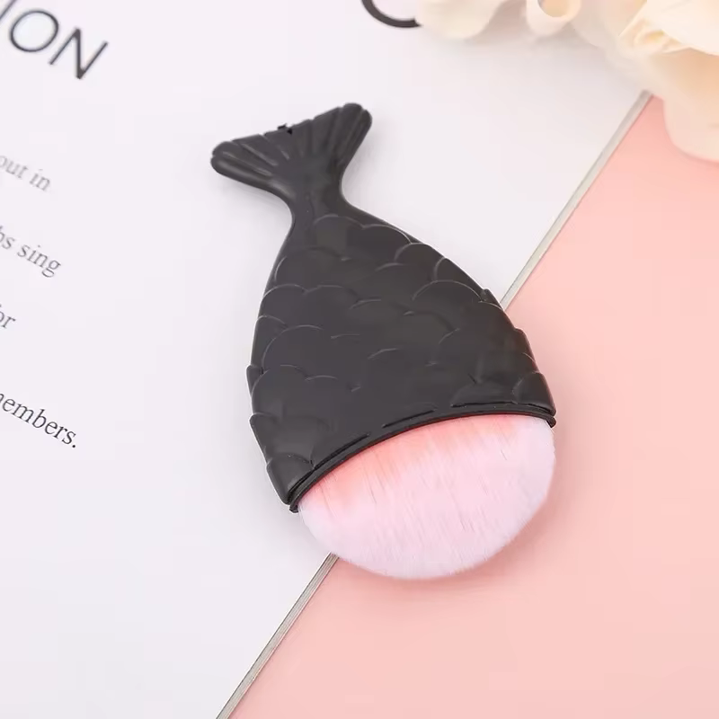 Brosse à ongles colorée en forme de queue de poisson