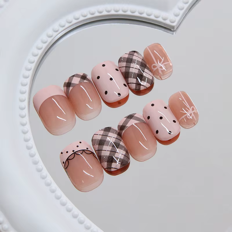 24 faux ongles courts carrés roses avec colle