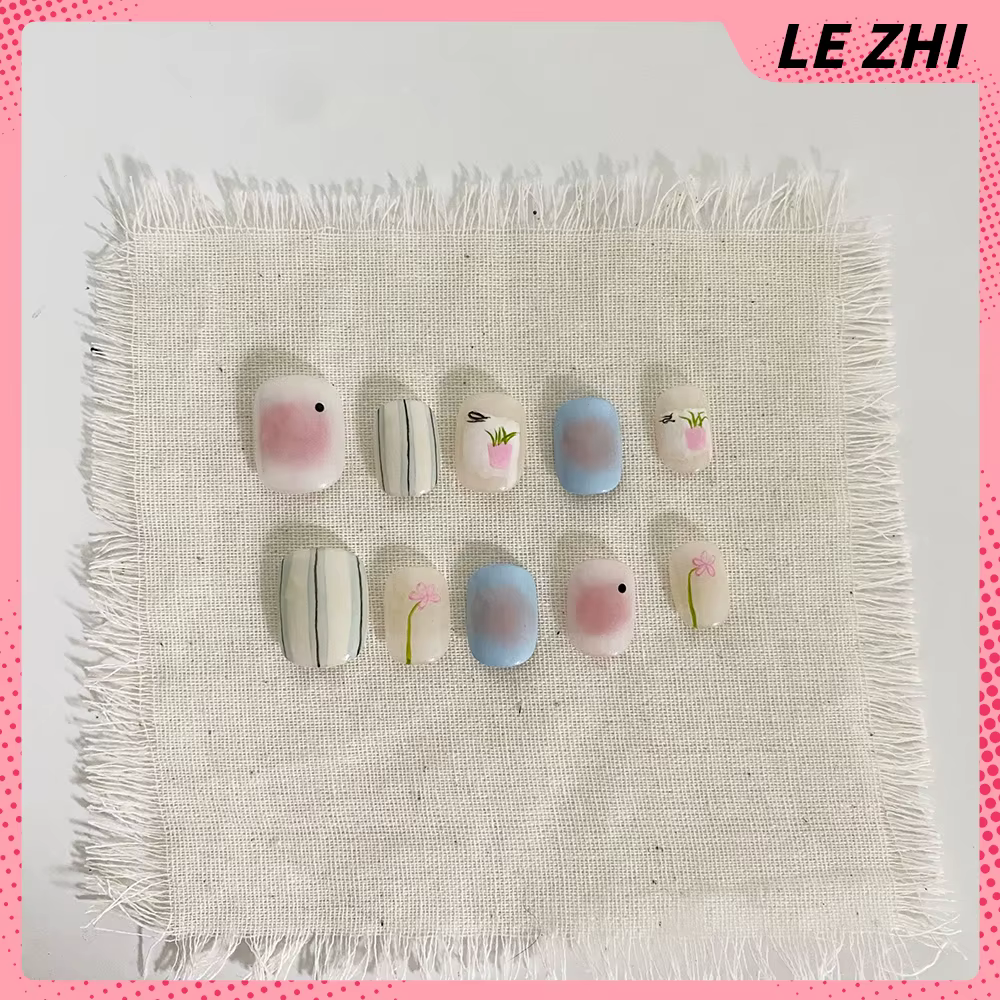 Faux ongles courts et mignons