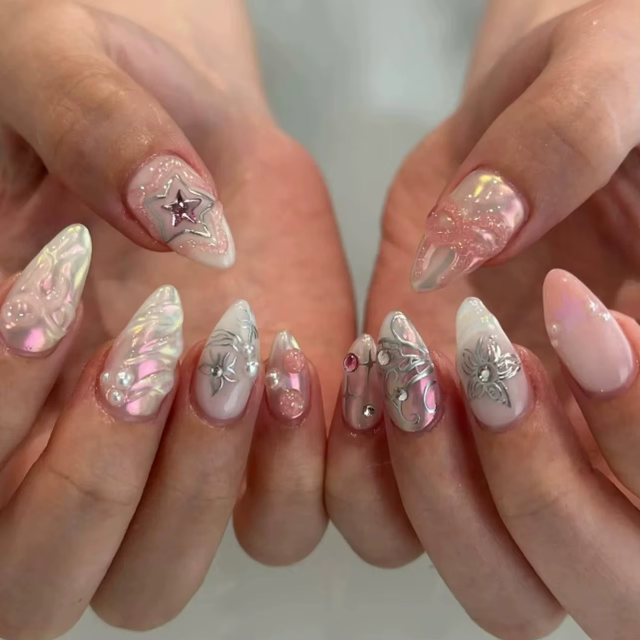 24 faux ongles en amande à la française