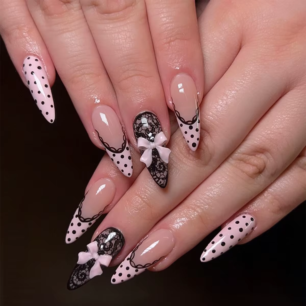 24 faux ongles noirs à pois avec dentelle