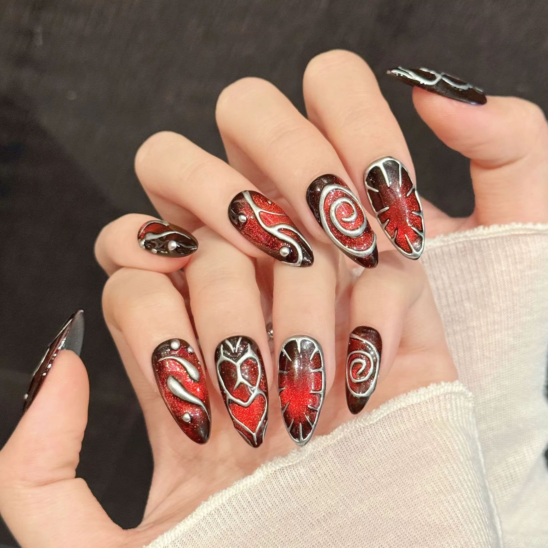 10 faux ongles en amande faits à la main