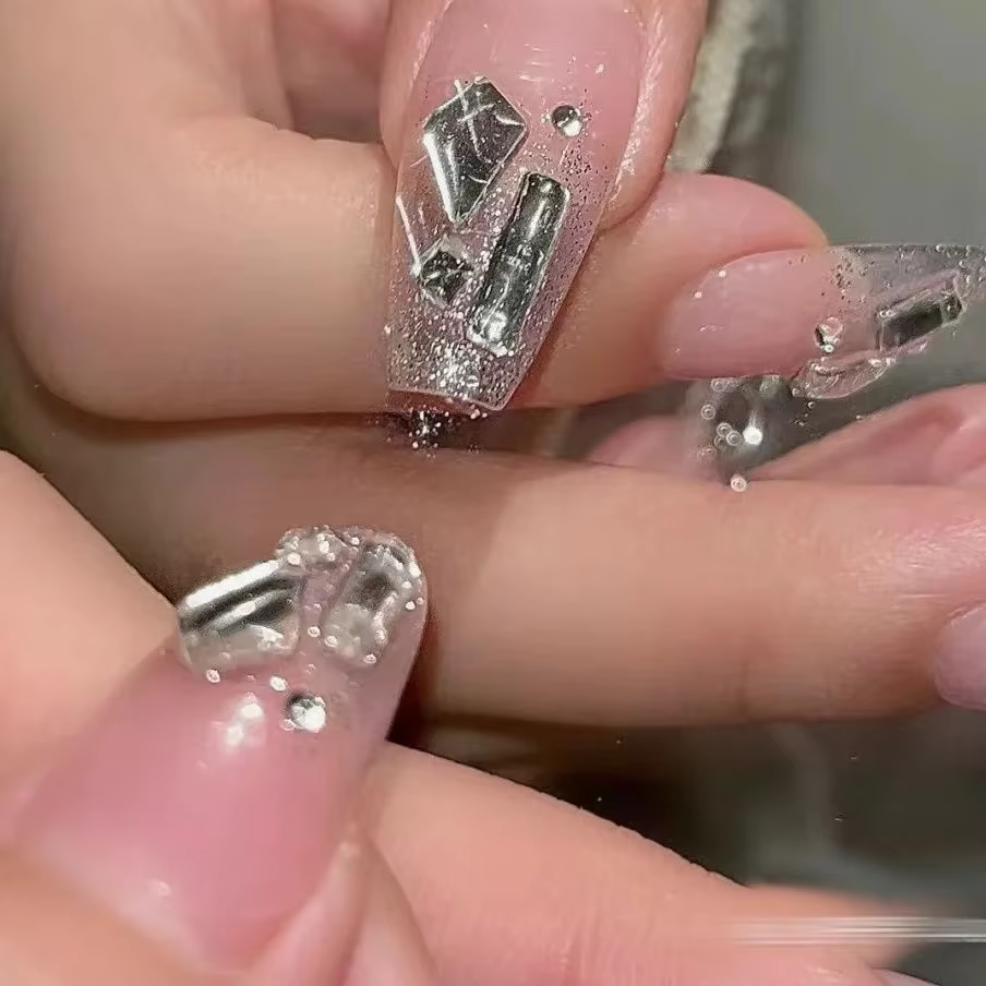 Faux ongle manucure patch flash argent diamant papillon portant la pièce