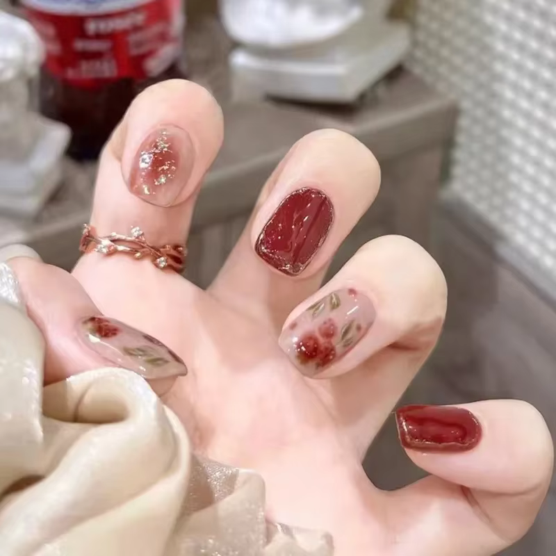 24 pièces faux ongles avec Design faux ongles carrés courts avec breloques de colle auto-ongle Rose rouge décoré ongles acryliques presse sur 2025