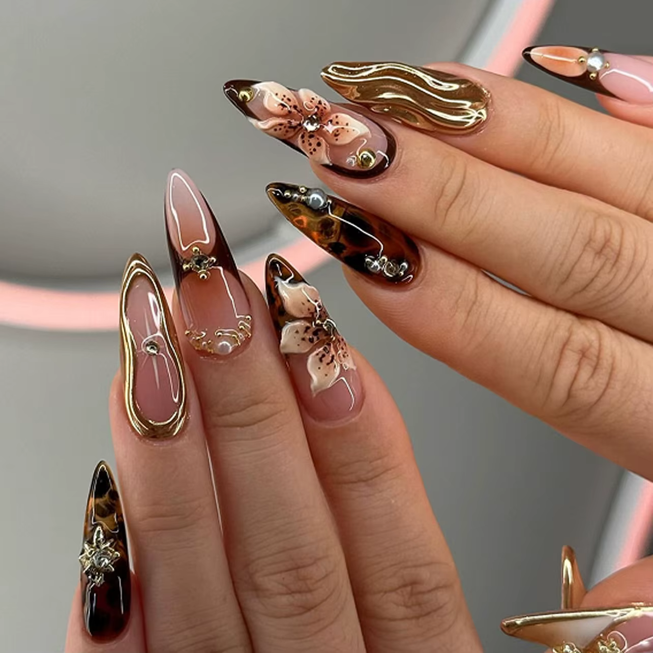 Faux ongles de luxe Maillard en amande à presser avec motif floral 3D et coquille, brillants et réutilisables, pour mariée
