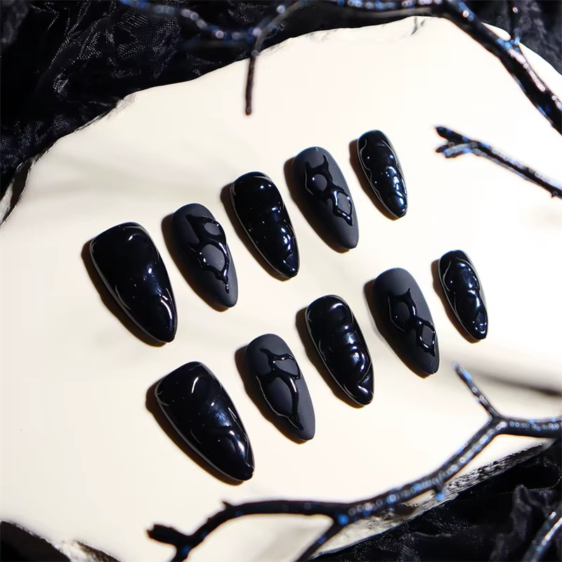Presse faite à la main sur les ongles court noir Simple adhésif réutilisable faux