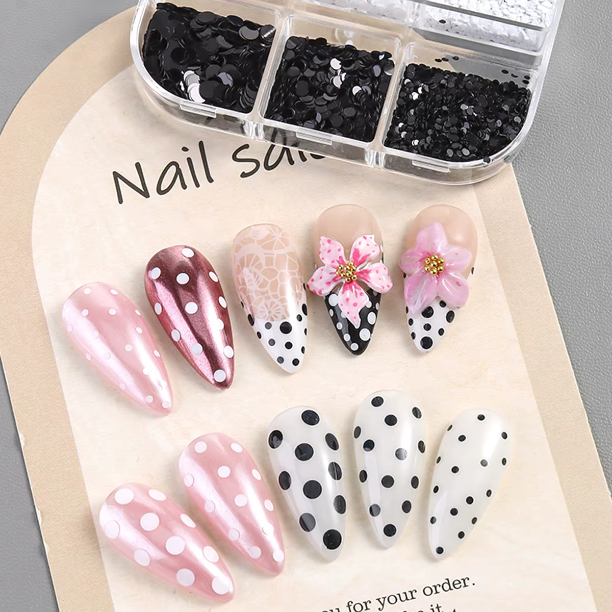 Accessoires de nail art à pois noirs et blancs scintillants