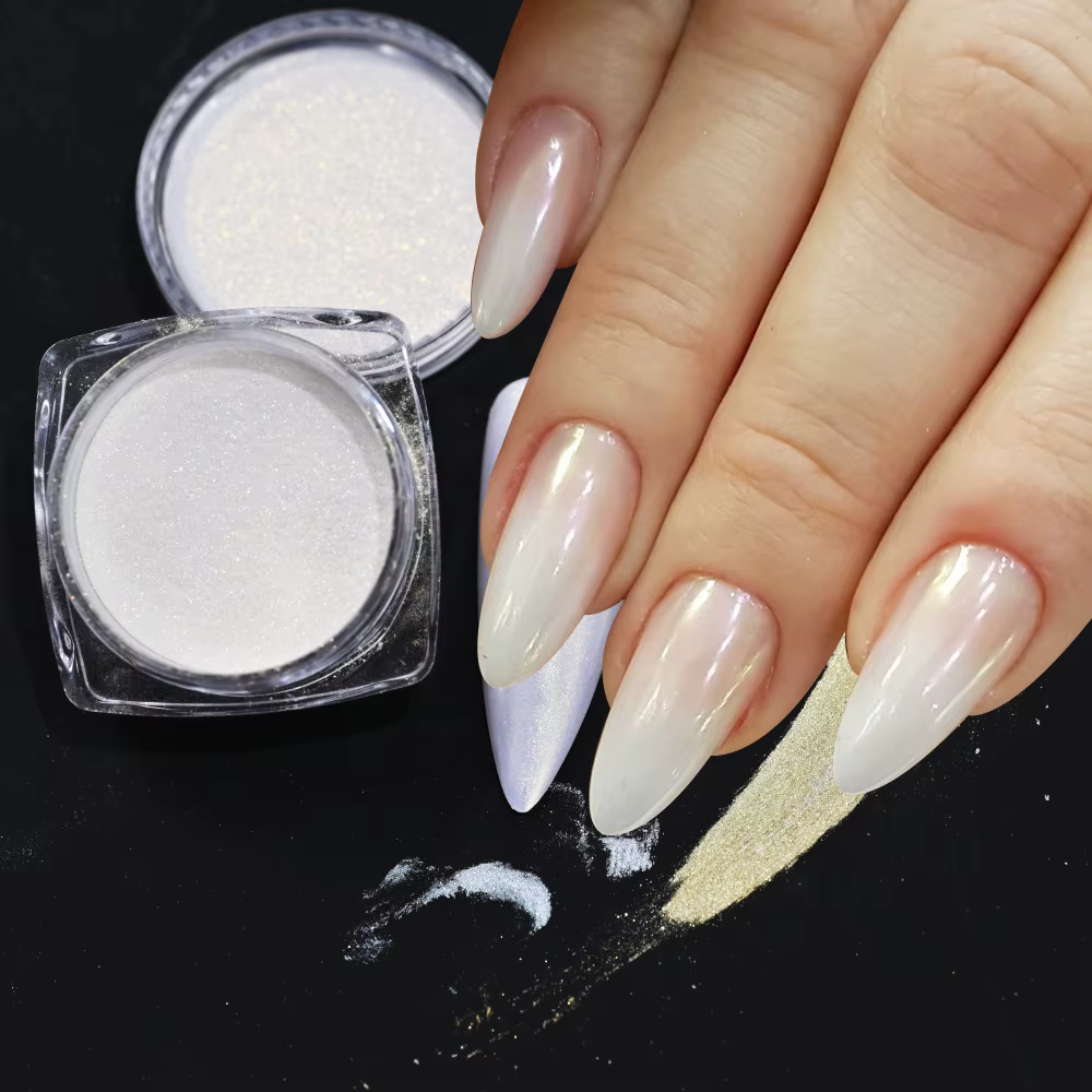 Hailey Bieber-Poudre à ongles nacrée chromée blanche