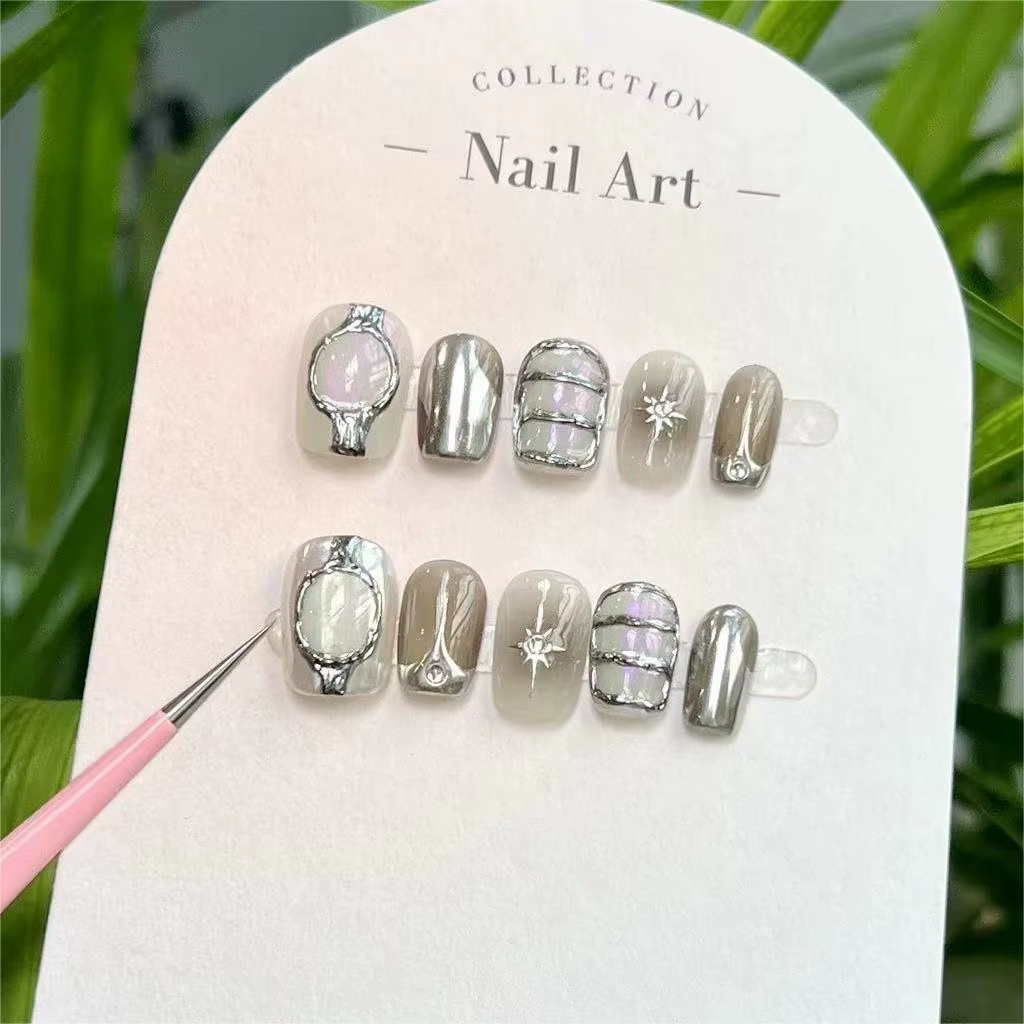 Ongles artificiels Y2K style métallique faits à la main