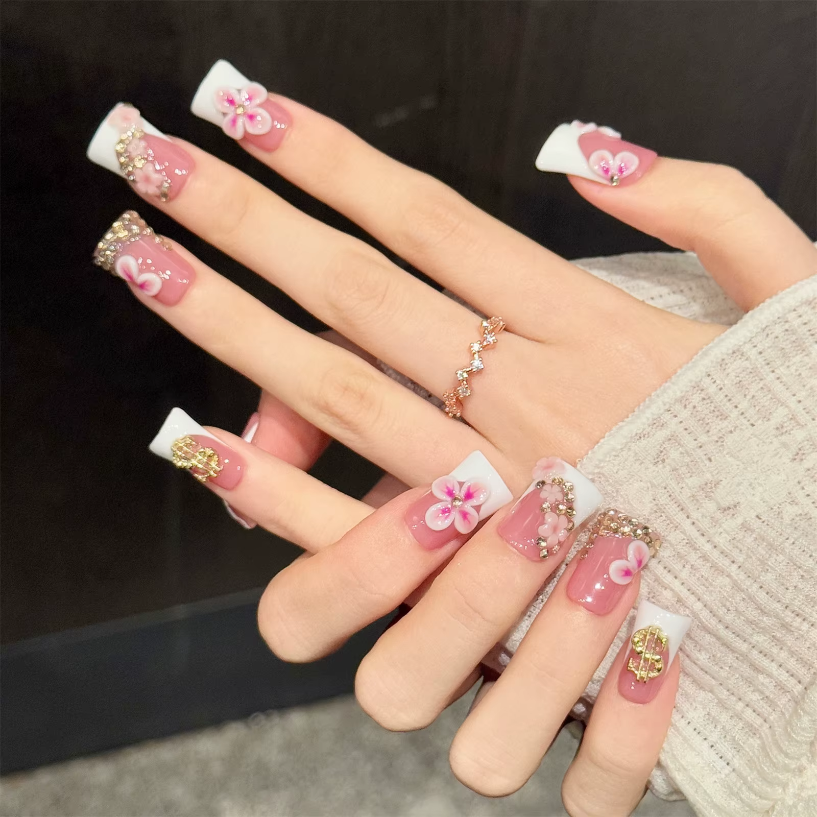 10 faux ongles courts blancs de style français avec motif floral 3D rose et or