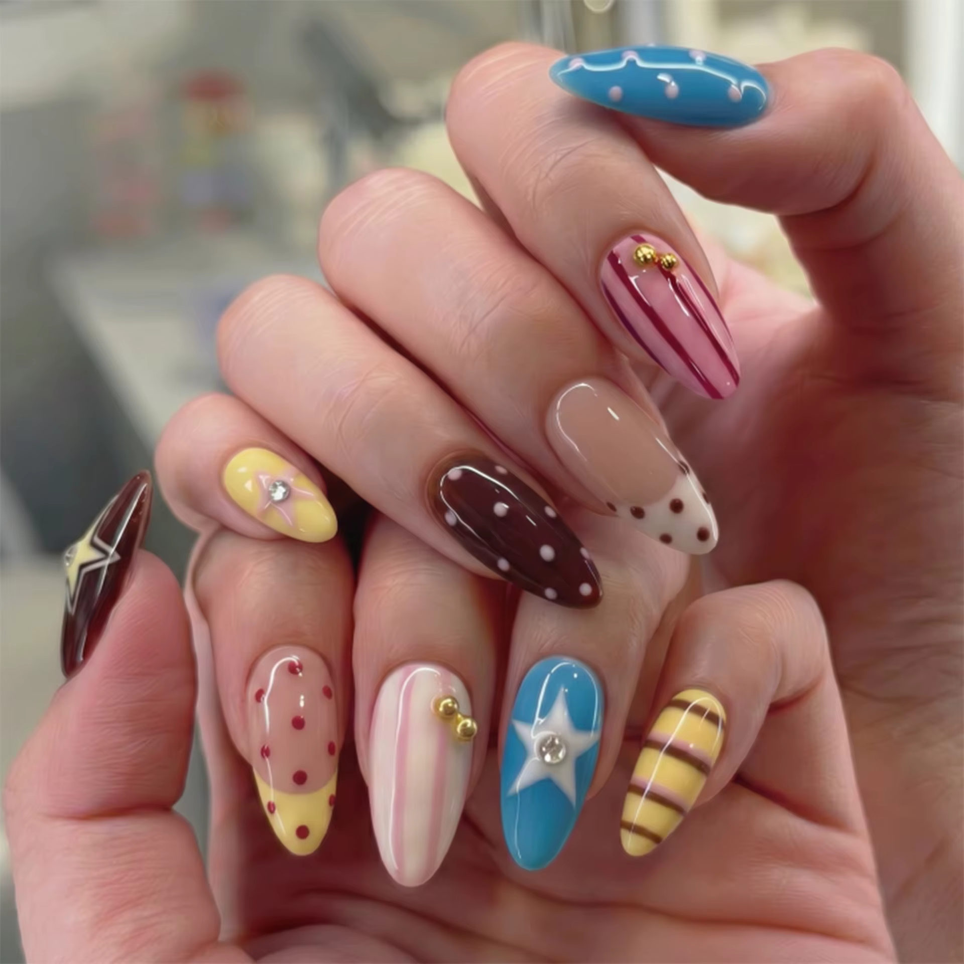 Faux ongles amande blancs rayés simples
