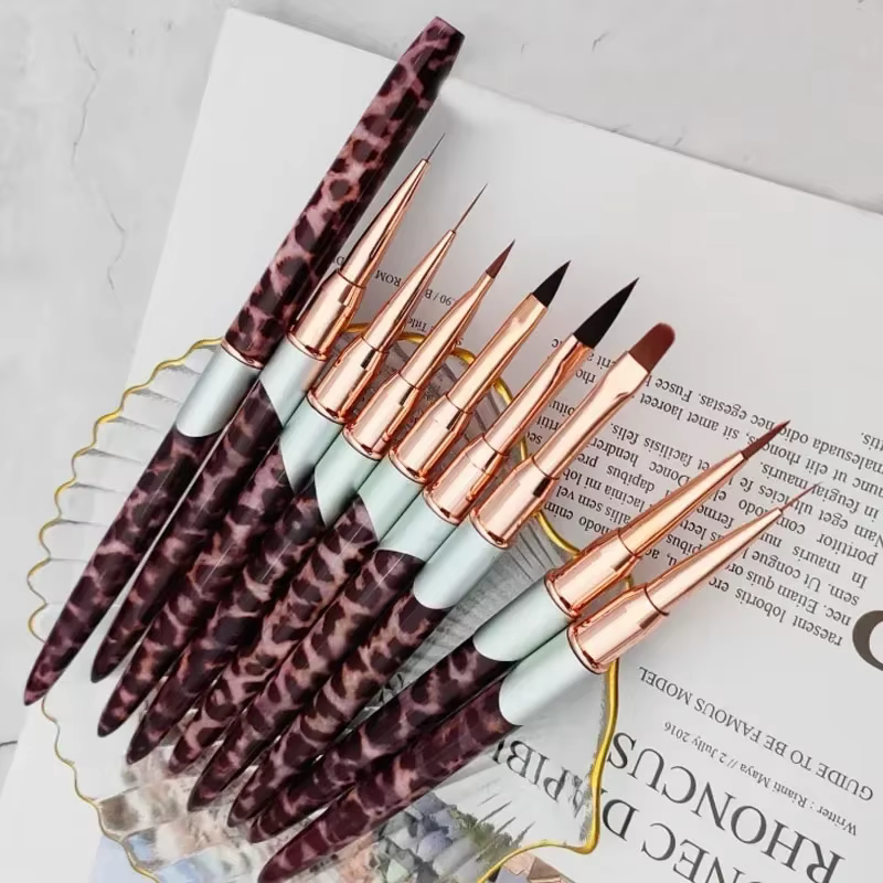 Brosse à ongles avec manche léopard