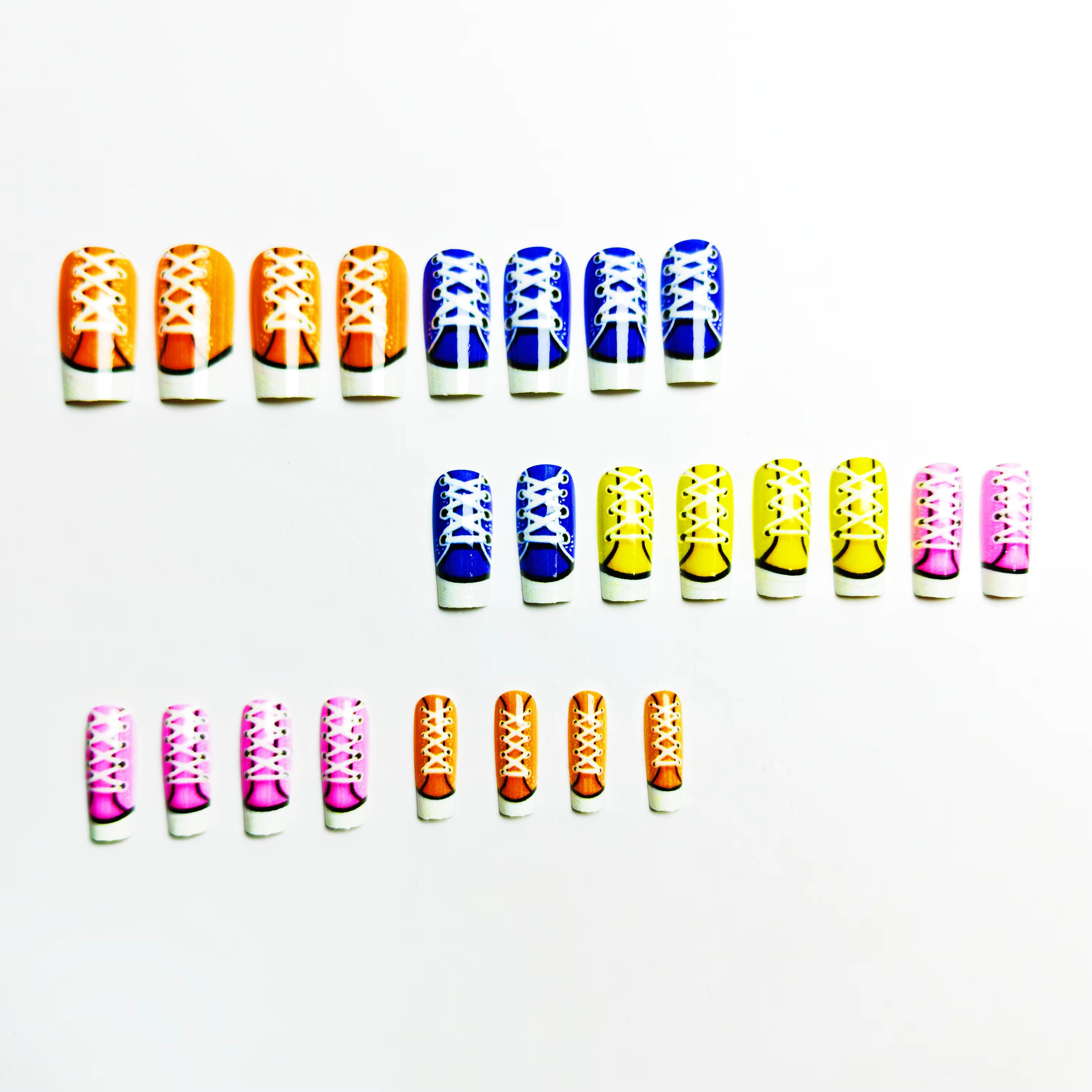 24 faux ongles à presser en blanc