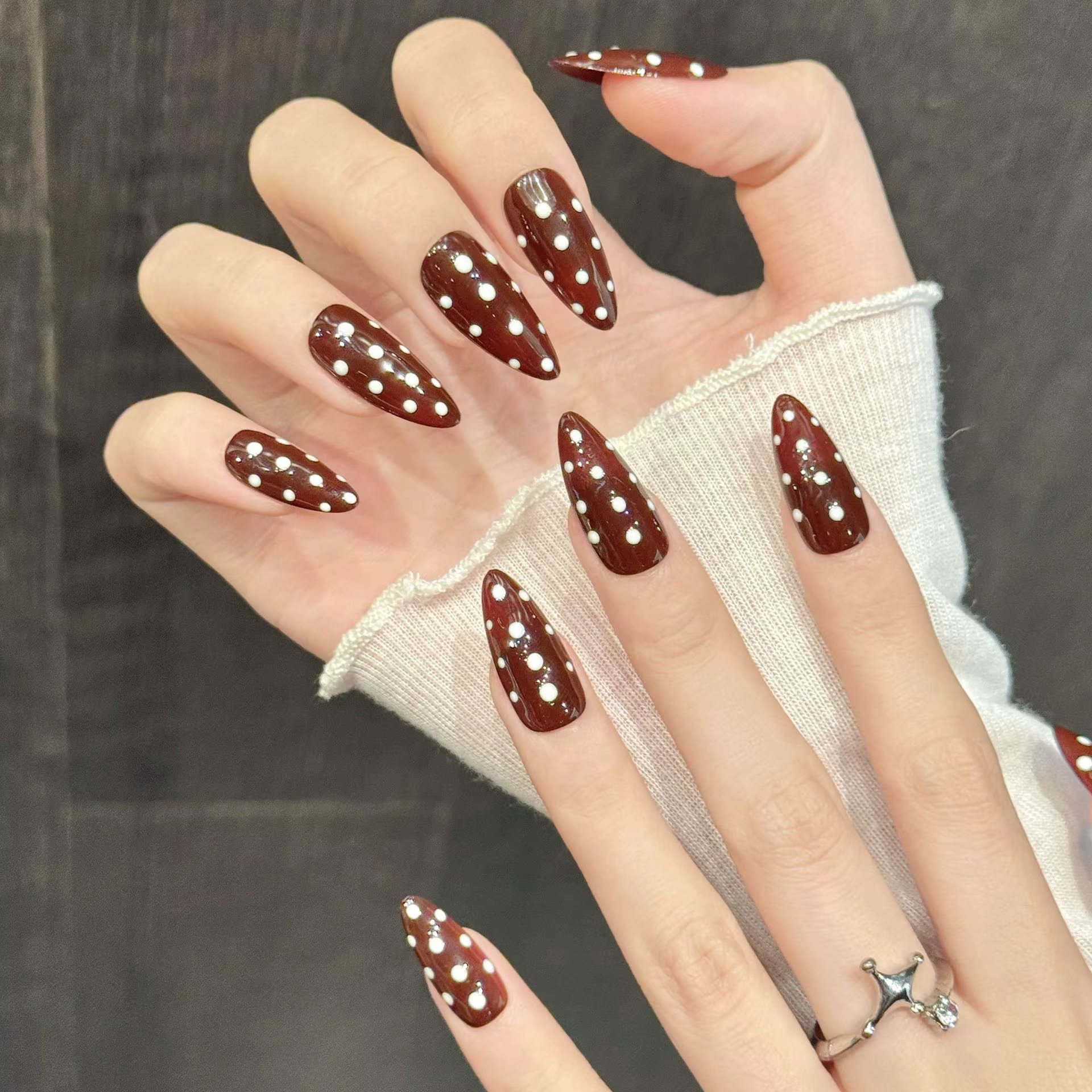 10 pièces presse à la main sur les ongles rétro marron amande point impression Design faux