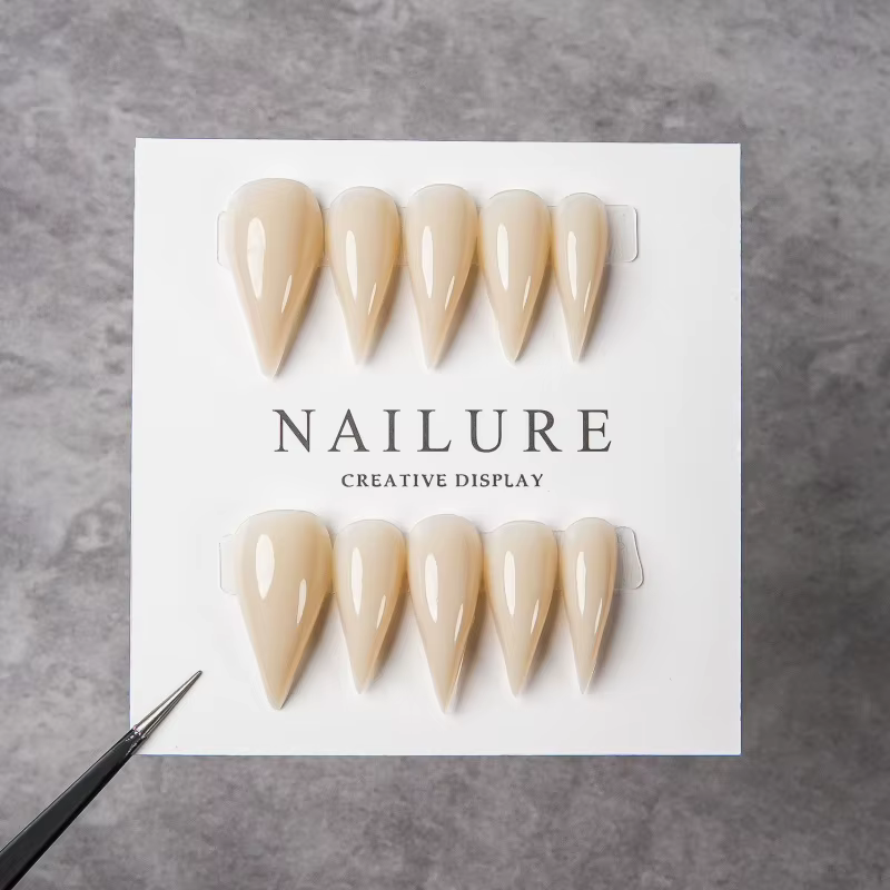 Faux ongles longs à talon aiguille couleur nude