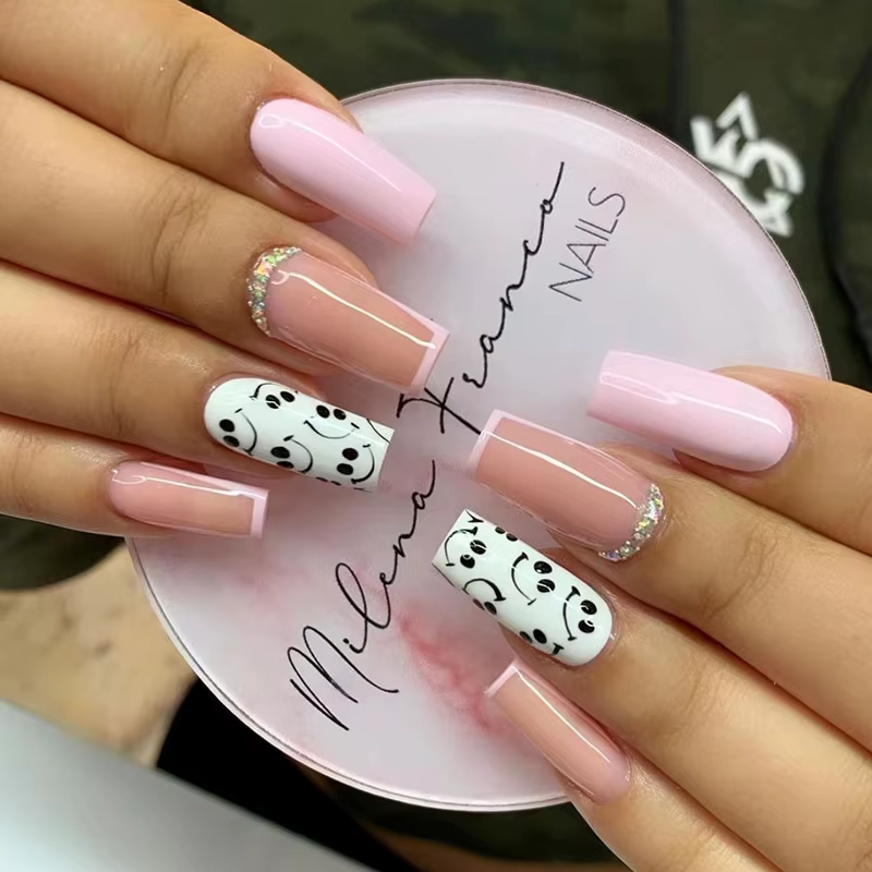 Faux ongles artificiels blancs U colorés