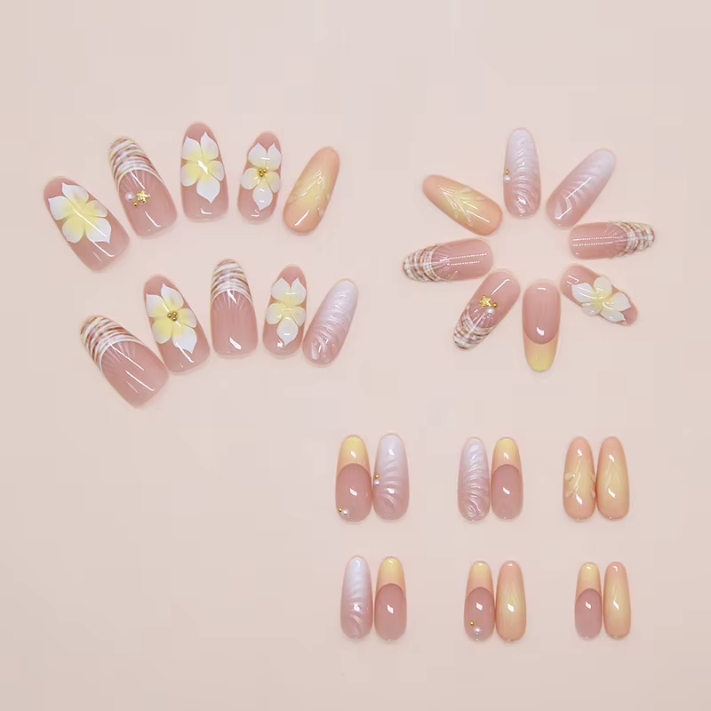Ongles en amande faits à la main avec dégradé rose nude