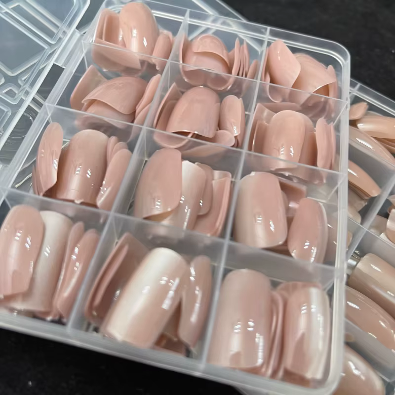 144 faux ongles à presser effet œil de chat rose nude