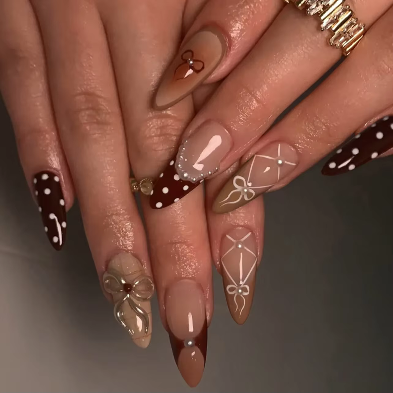 24 pièces blanc amande presse sur ongles noir à pois faux