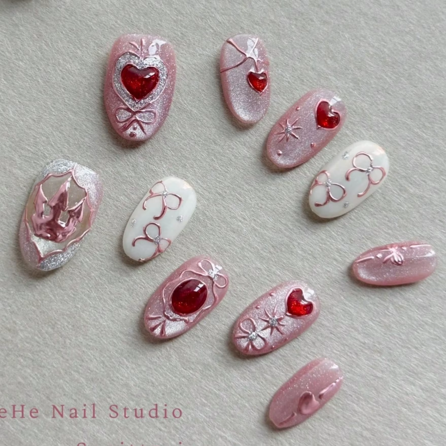 Dix faux ongles ovales élégamment pressés à la main