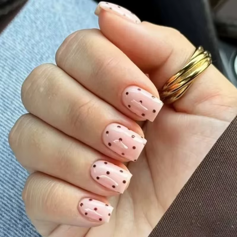 Faux ongles français à pois et amande