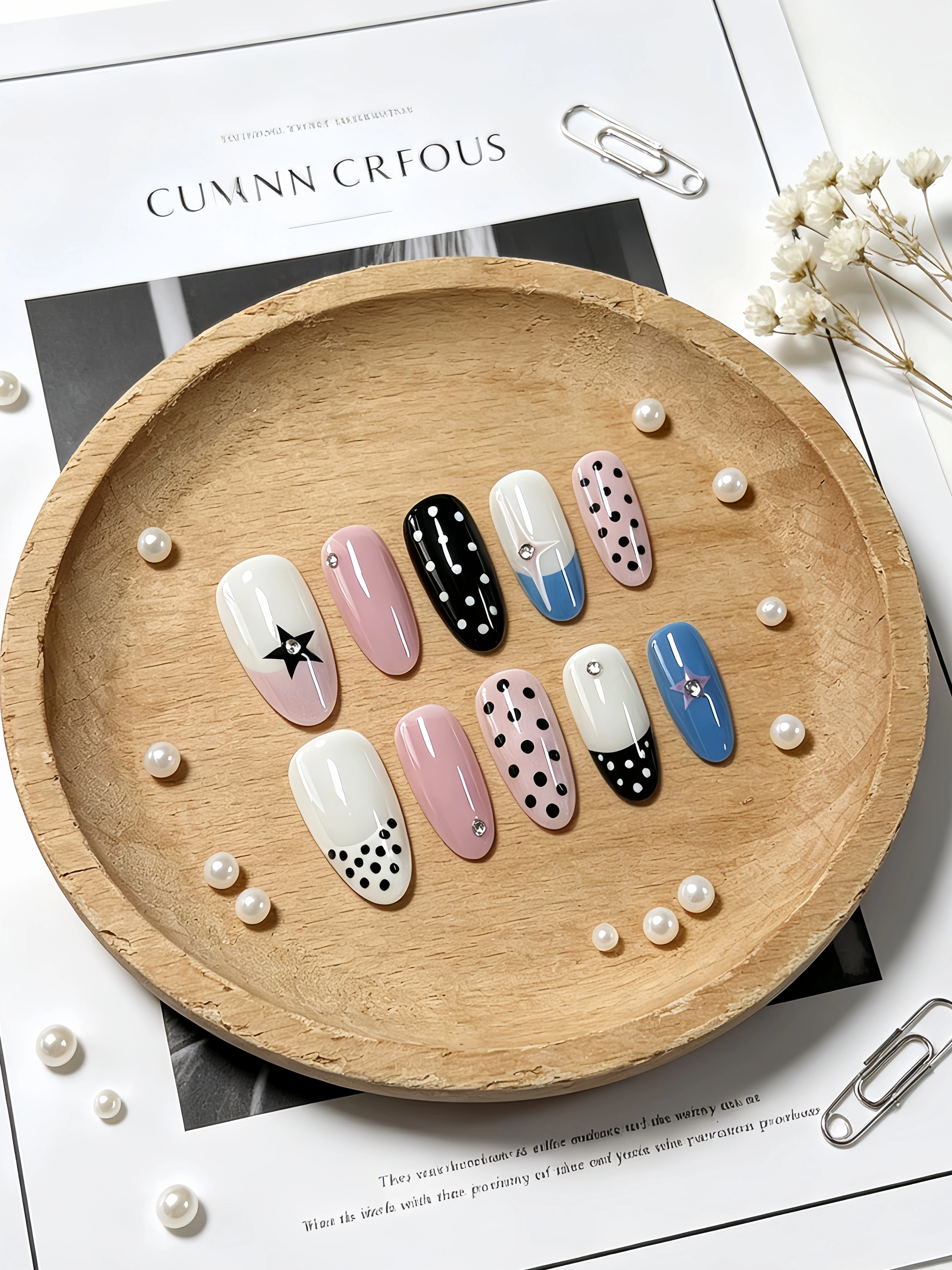 10 faux ongles courts en forme d'amande, aux couleurs principales blanc laiteux, bleu clair, noir pur et rose clair, avec des embellissements en strass en forme d'étoiles et de pois, style gothique, f
