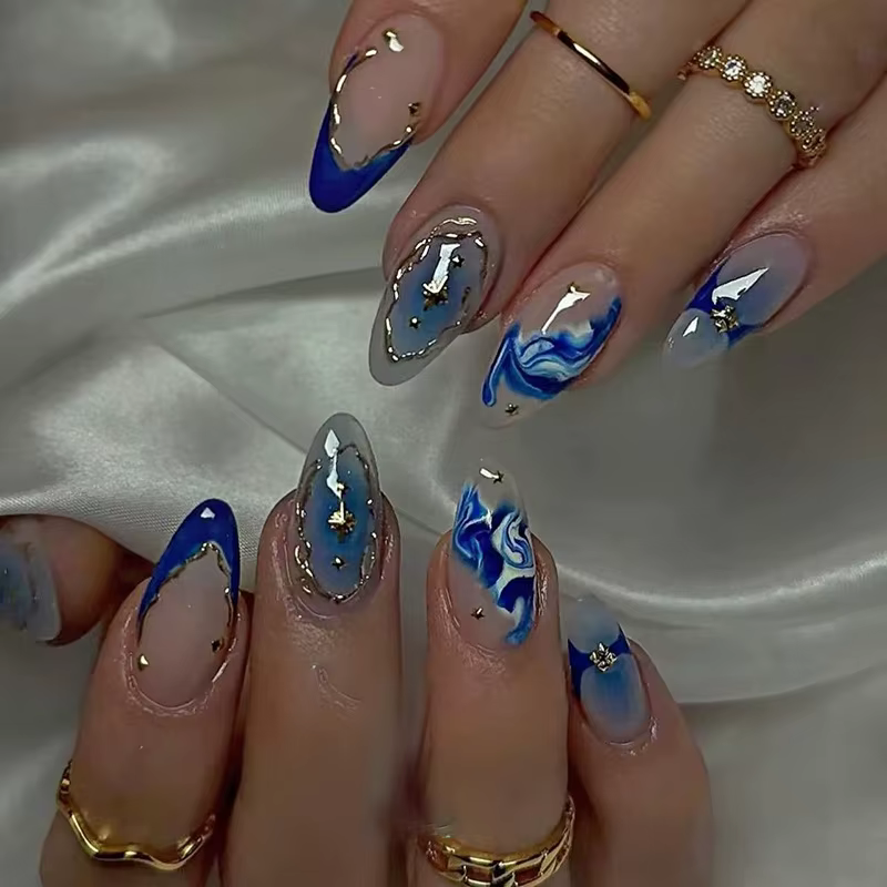 24 faux ongles bleus ondulés avec motif amande