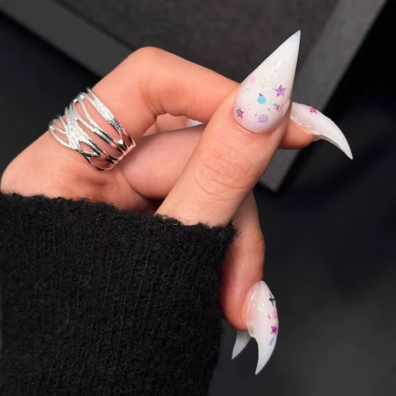 Faux ongles longs stiletto blanc laiteux à presser