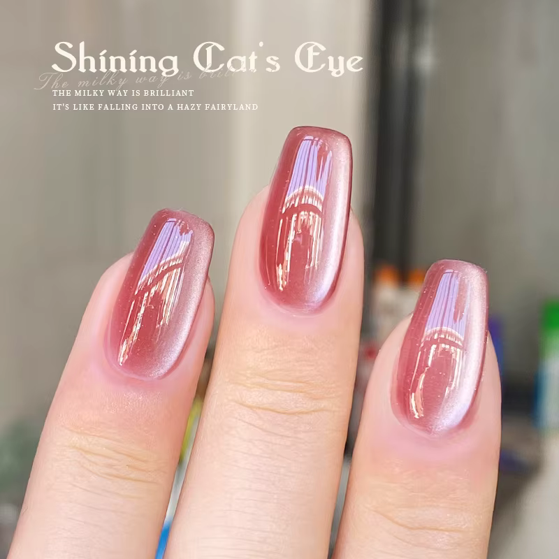 Vernis à ongles gel effet œil de chat en porcelaine blanc clair