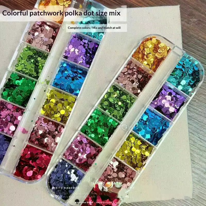Décorations pour ongles : 12 compartiments de mini-fleurs colorées