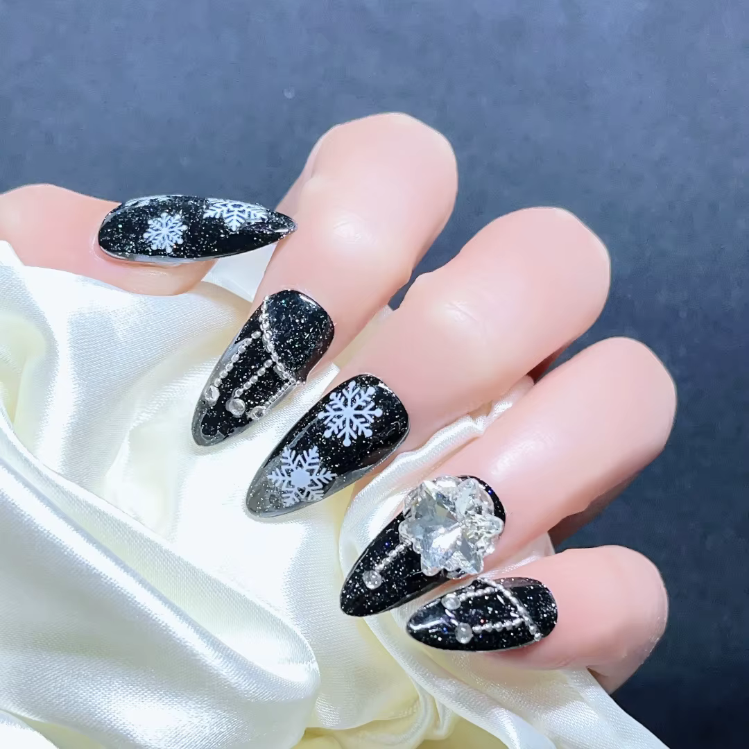 Flocon de neige nail art 3D fait à la main