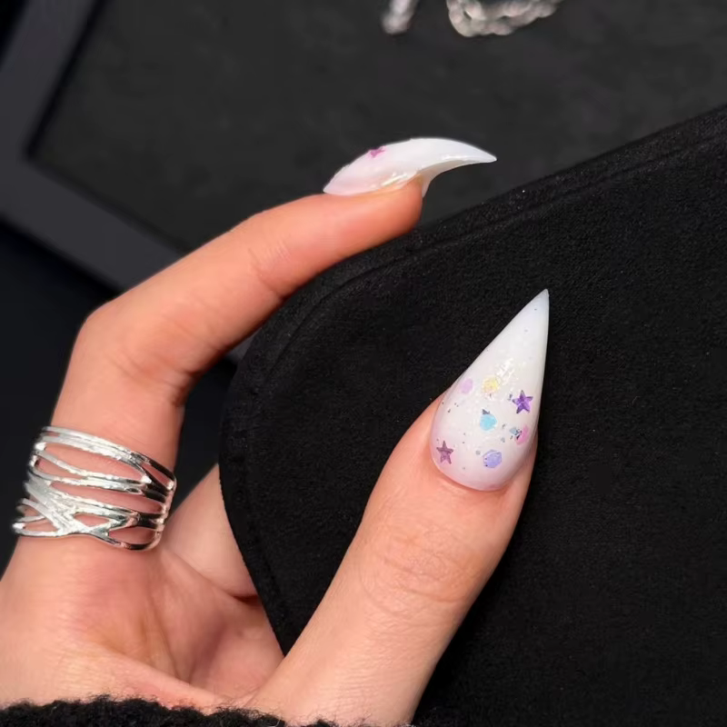 Faux ongles longs stiletto blanc laiteux à presser
